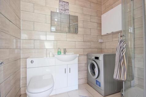 SHOWER ROOM / W.C.