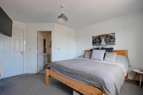 BEDROOM 1 (FRONT)