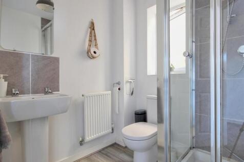 EN-SUITE SHOWER ROOM