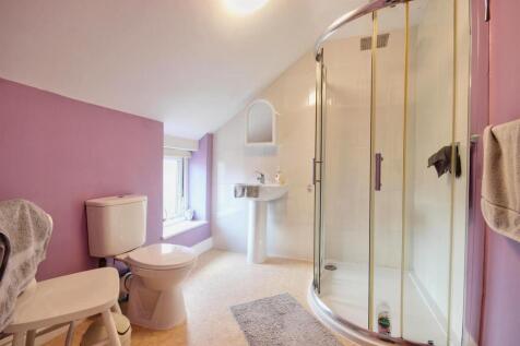 EN-SUITE SHOWER ROOM