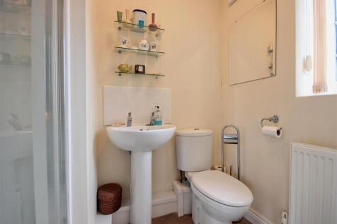 EN-SUITE SHOWER ROOM