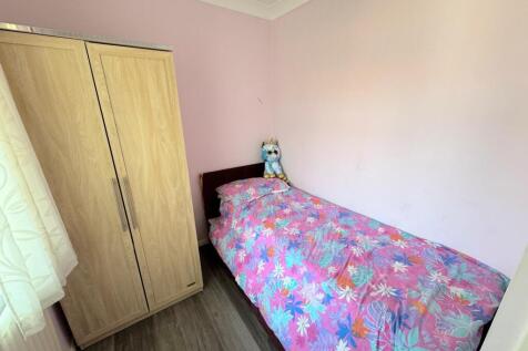 BEDROOM ( FRONT)