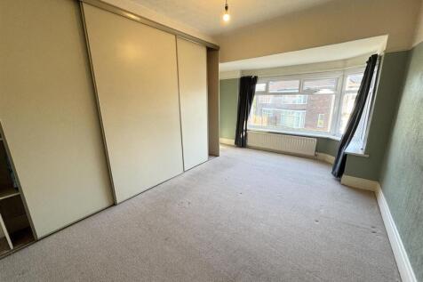 BEDROOM 1 ( FRONT)