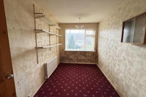 BEDROOM ( FRONT)