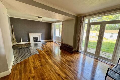 Lounge/Dining Area