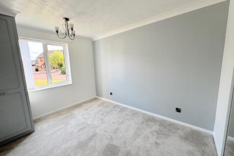BEDROOM ( FRONT)