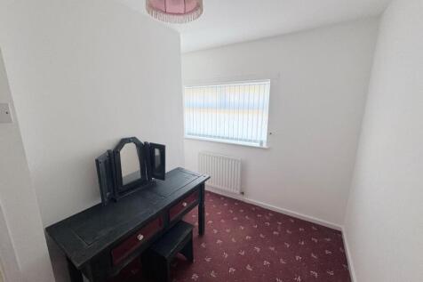 BEDROOM ( FRONT)