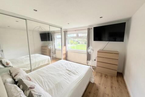 BEDROOM 1 ( FRONT)
