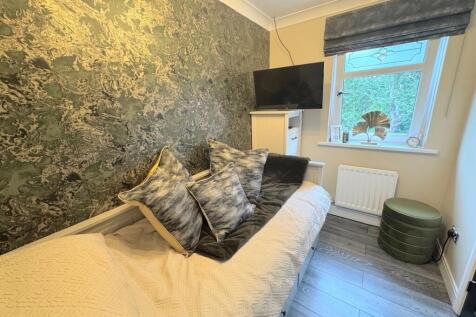 BEDROOM 3 (REAR)