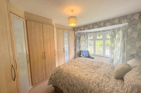 BEDROOM ( FRONT)