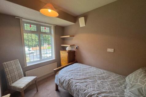 BEDROOM (FRONT)
