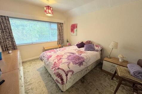 BEDROOM 1 ( FRONT)