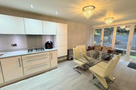 KITCHEN / DINING AREA