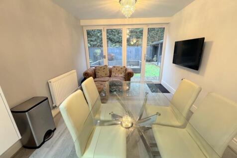 KITCHEN / DINING AREA