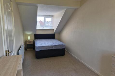 bed over gardage.jpg
