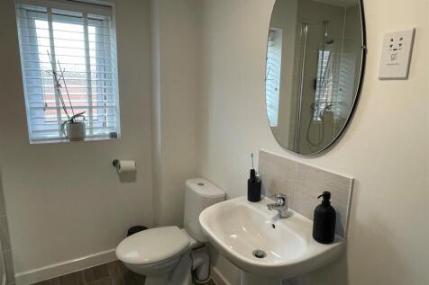 bathroom 3.jpg