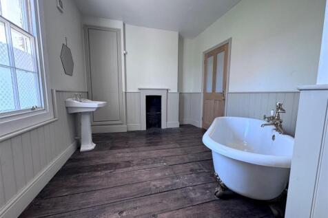 first floor bathroo.jpg