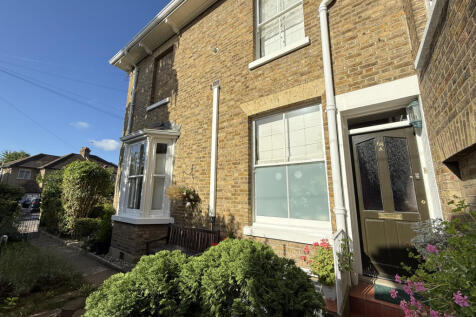 2 bedroom Maisonette for rent