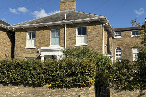 2 bedroom Maisonette for rent