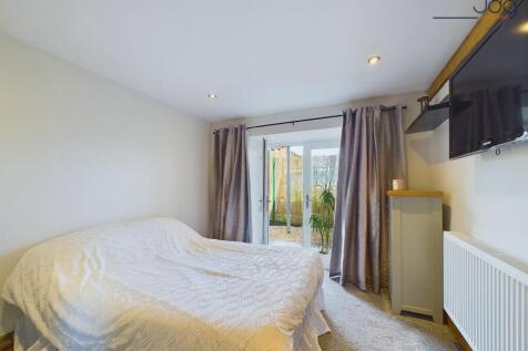 2nd double bedroom
