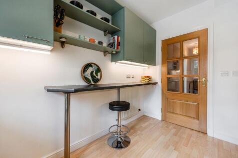 Kitchen breakfast bar