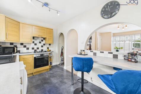 Kitchen with breakfast bar