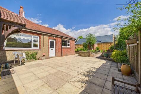 Spacious Yard leading to the Garden