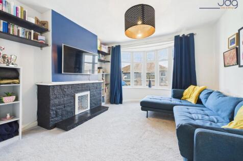 Spacious Lounge with bay window