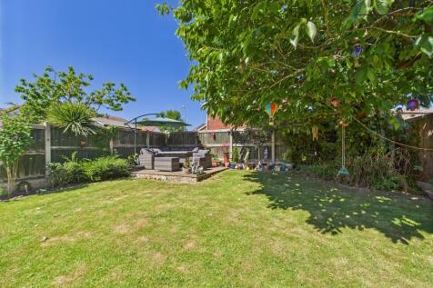 Private, spacious and bright Garden