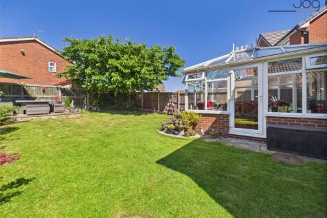 Private, spacious and bright Garden