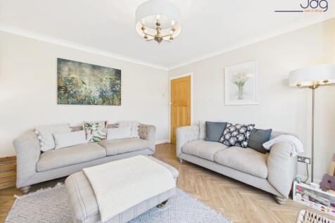Cosy bay-fronted lounge