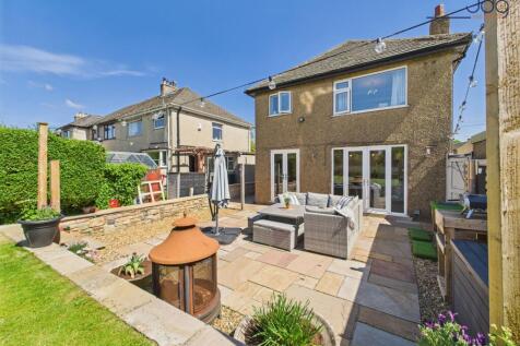 Landscaped rear garden with Indian stone patio