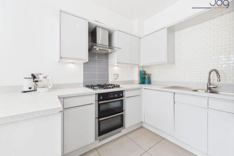 White gloss kitchen