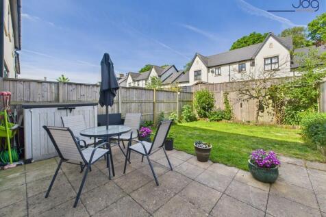 Enclosed Garden with Lawn and paved patio