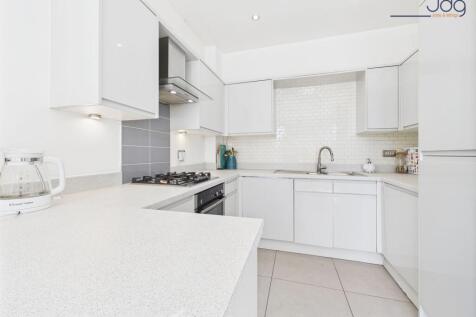 White gloss kitchen