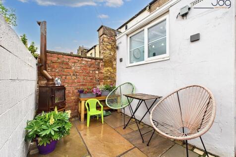 Stylish Flagstone Yard