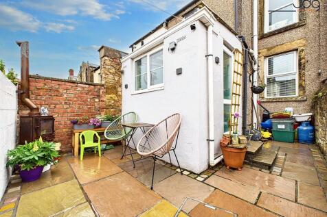 Stylish Flagstone Yard