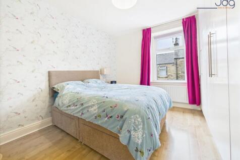 Double Bedroom with built in wadrobes