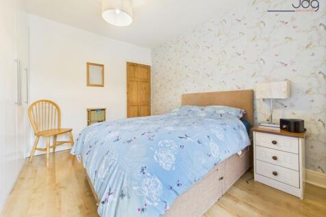 Double Bedroom with built in wadrobes