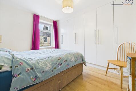 Double Bedroom with built in wadrobes