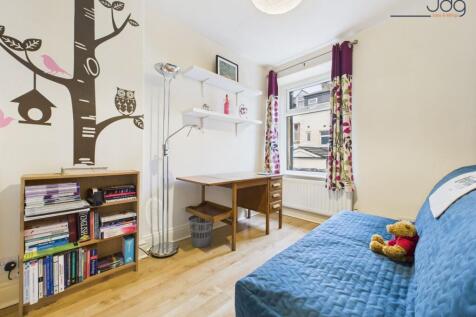 Single Bedroom with built in cupboard