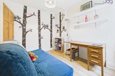 Single Bedroom with built in cupboard
