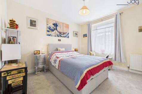 Spacious double bedroom 1