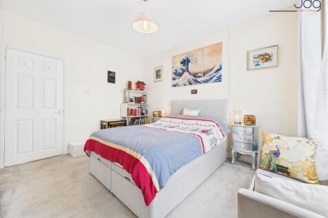 Spacious double bedroom 1