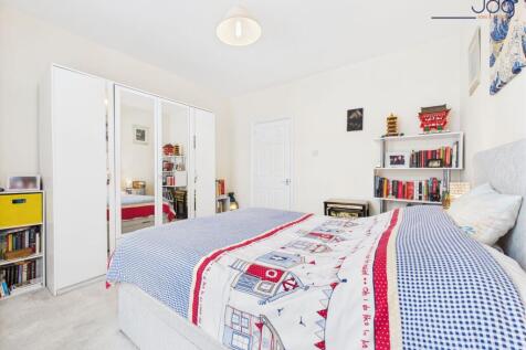 Spacious double bedroom 1