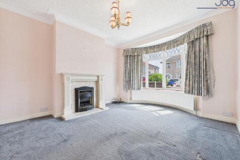 Front-facing lounge with bay window