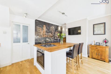 Kitchen Diner with Central Island  incorporating a gas hob and breakfast bar seating