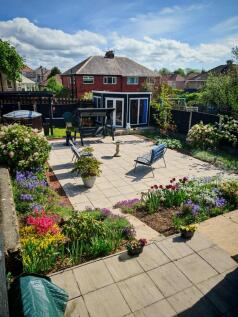 Impressive Garden in Bloom