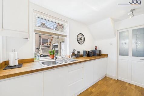 Kitchen Diner with Central Island  incorporating a gas hob and breakfast bar seating