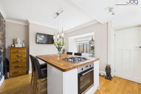 Kitchen Diner with Central Island  incorporating a gas hob and breakfast bar seating